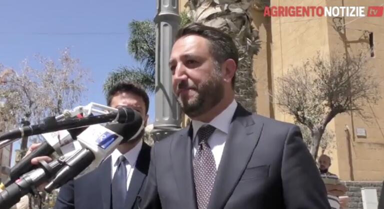 La gaffe del viceministro Cancelleri che scambia una nave per la quarantena dei migranti per un’imbarcazione piena di turisti