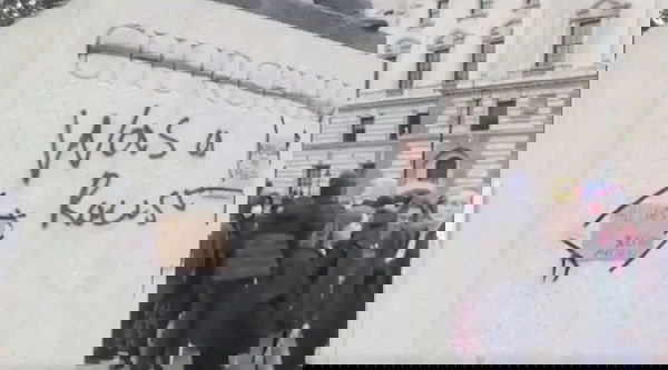 Cosa c’è dietro alla scritta «Churchill razzista» sulla statua a Londra durante le proteste Black Lives Matter