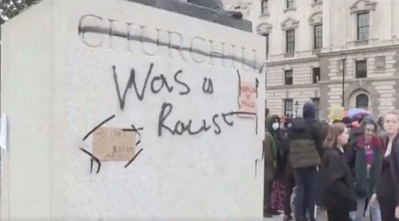 Cosa c’è dietro alla scritta «Churchill razzista» sulla statua a Londra durante le proteste Black Lives Matter article-post