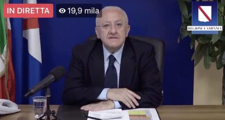 De Luca risponde a Salvini: «Cafone politico, si permette di criticare solo perché è successo a Napoli, e il 2 giugno?»