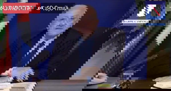 De Luca risponde a Salvini: «Cafone politico, si permette di criticare solo perché è successo a Napoli, e il 2 giugno?»