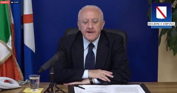De Luca stronca gli Stati Generali: «Durano 10 giorni, come un concilio ecumenico» | VIDEO