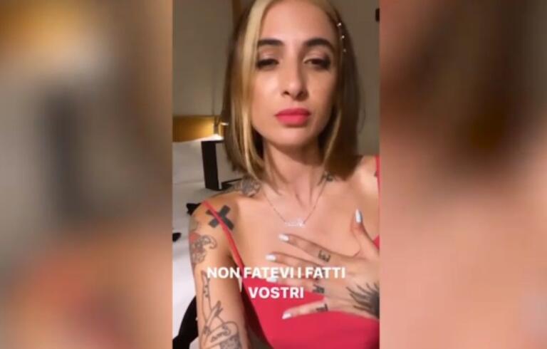 La dj Ema Stokholma denuncia chi l’ha filmata sotto la gonna: «Anche chi è testimone deve denunciare, non minimizziamo»