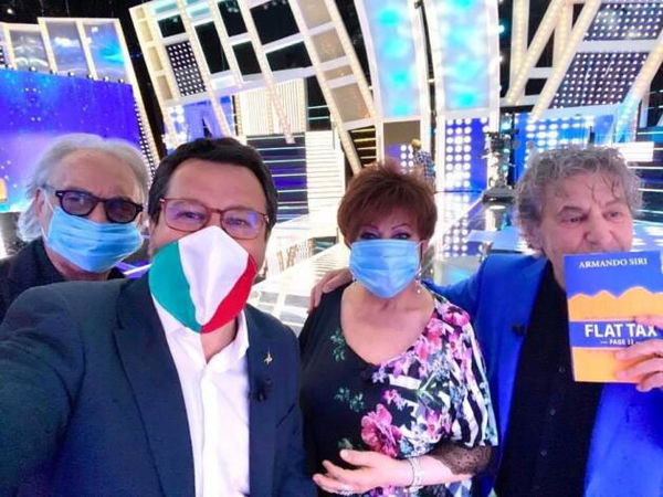 Fausto Leali e il libro di Armando Siri sulla flat tax usato a mo’ di mascherina