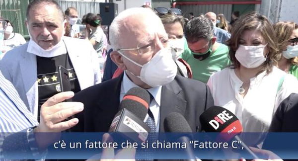De Luca chiarisce il concetto di ‘fondoschiena usurato’ riferito a Salvini: «Parlavo del fattore C» | VIDEO