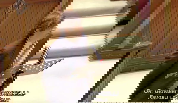 Fratelli d’Italia si chiede perché ci si può inginocchiare alla Camera per George Floyd e non in chiesa davanti a Dio