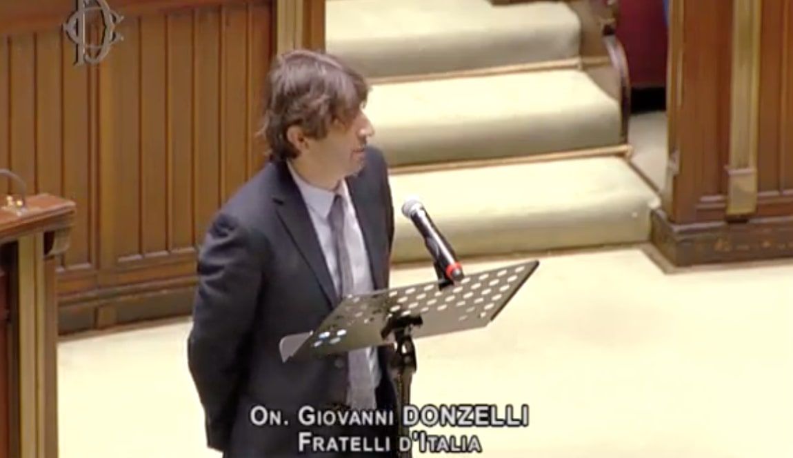 Fratelli d’Italia si chiede perché ci si può inginocchiare alla Camera per George Floyd e non in chiesa davanti a Dio article-post