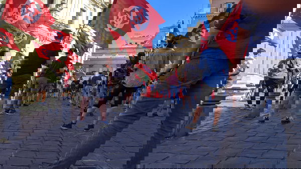 L’altra manifestazione del 6 giugno a Roma, quella con le bandiere rosse distanziate tra loro