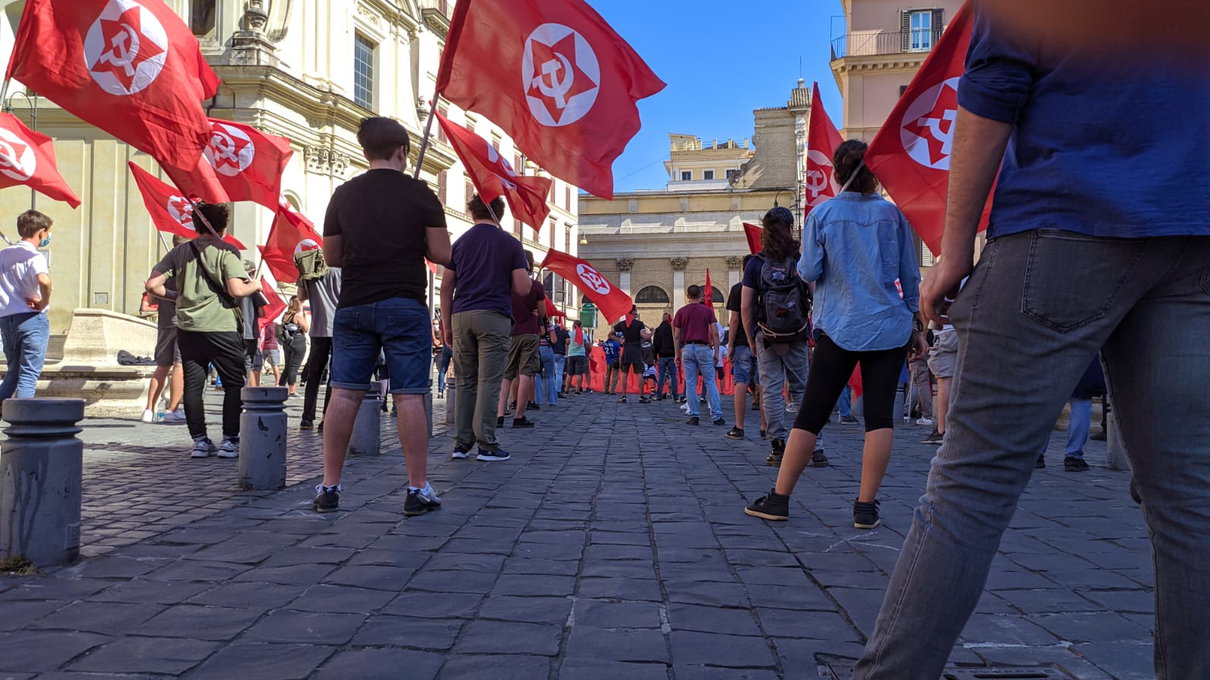 L’altra manifestazione del 6 giugno a Roma, quella con le bandiere rosse distanziate tra loro article-post