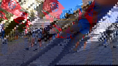 L’altra manifestazione del 6 giugno a Roma, quella con le bandiere rosse distanziate tra loro article-post