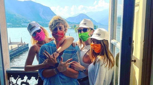 Leolino Bongiorno come il padre Mike, circondato da showgirl