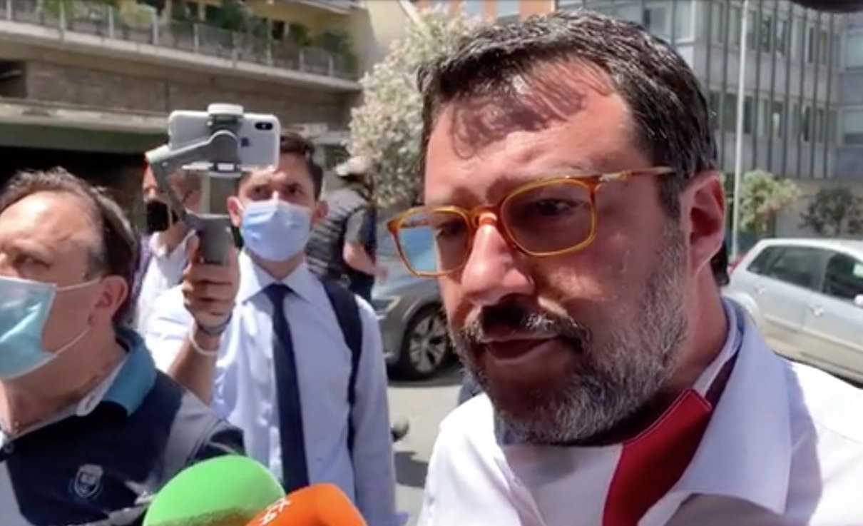 Salvini risponde alle domande sui selfie del 2 giugno dicendo che il problema degli italiani è la cassa integrazione article-post