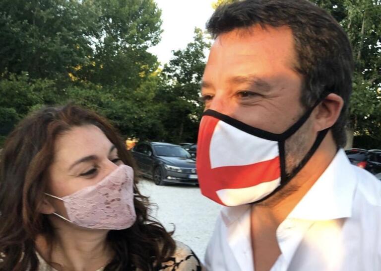 Salvini dice che l’obbligo di mascherine a scuola (e di distanziamento) c’è solo in Italia. Ma non è così