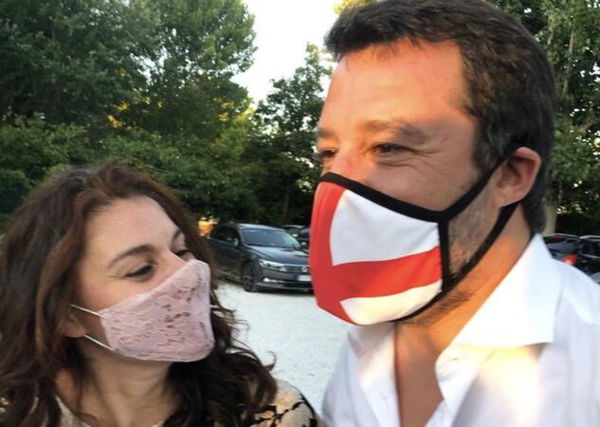 Salvini dice che l’obbligo di mascherine a scuola (e di distanziamento) c’è solo in Italia. Ma non è così