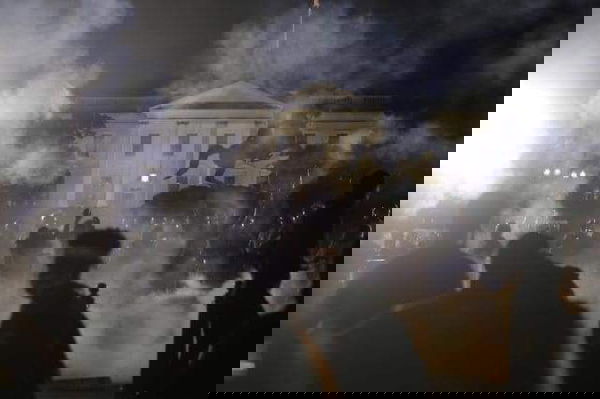 Trump e la “fuga” nel bunker mentre i manifestanti protestavano fuori la Casa Bianca