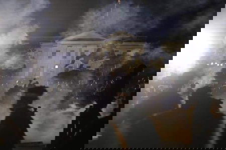 Trump e la “fuga” nel bunker mentre i manifestanti protestavano fuori la Casa Bianca article-post