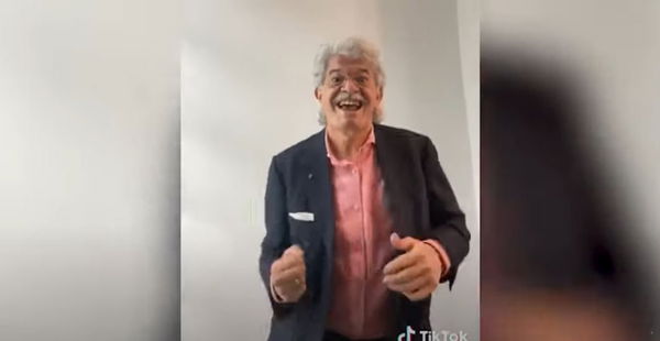 Antonio Razzi si è trasformato in un meme e ha molto da insegnarci