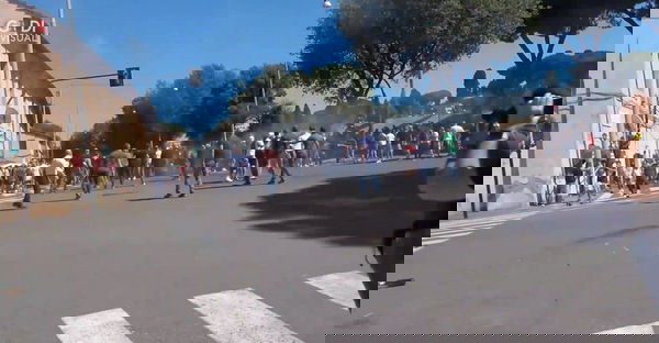 Come i manifestanti di ‘Ragazzi d’Italia’ non solo hanno litigato con gli altri, ma anche tra di loro | VIDEO