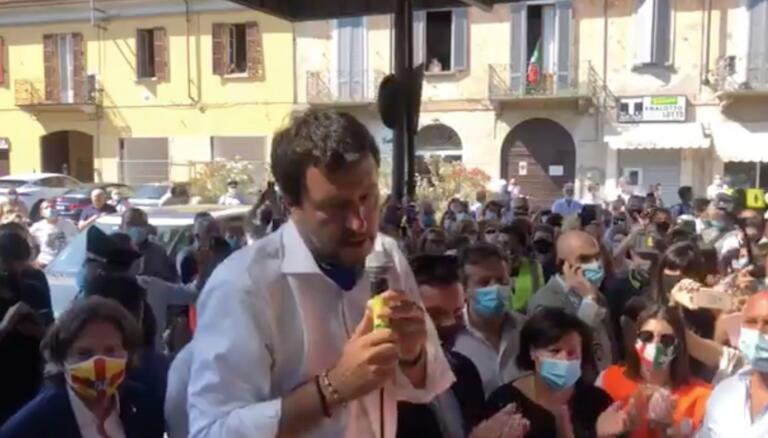 Salvini a Codogno, spostamento in extremis per non disturbare la messa e solita folla in assembramento