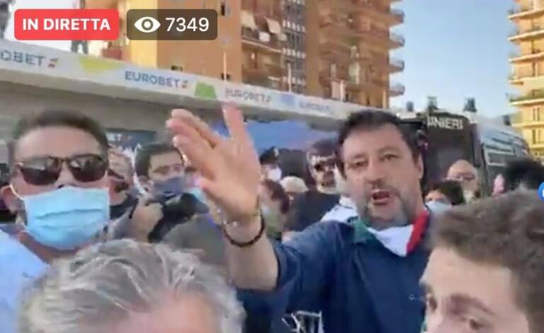 Accusato di aizzare la folla al comizio di Salvini, si dimette il capo della protezione civile di Mondragone