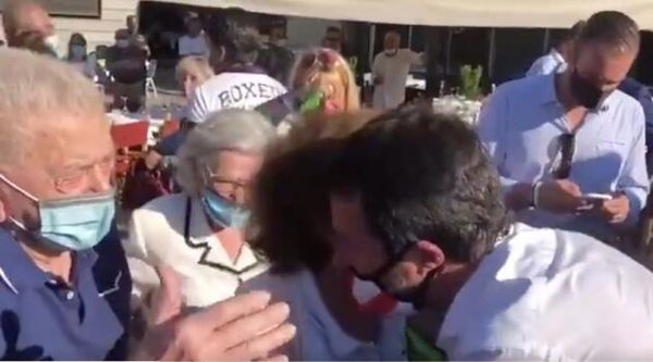 I baci di Salvini agli anziani in Liguria | VIDEO