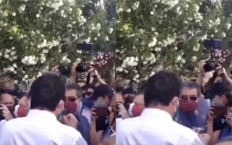 La sobrietà con cui Salvini bacia un santino che gli passa la folla nel corso dell’emergenza sanitaria | VIDEO