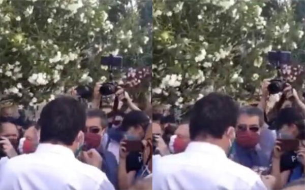La sobrietà con cui Salvini bacia un santino che gli passa la folla nel corso dell’emergenza sanitaria | VIDEO