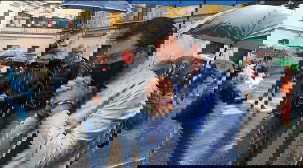 Il video in cui Salvini viene contestato a Napoli mentre omaggiava il poliziotto morto