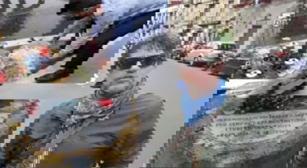 Salvini ha messo i fiori per Apicella su una targa sbagliata (tra l’altro abusiva)