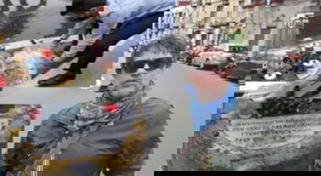 Salvini ha messo i fiori per Apicella su una targa sbagliata (tra l’altro abusiva) article-post