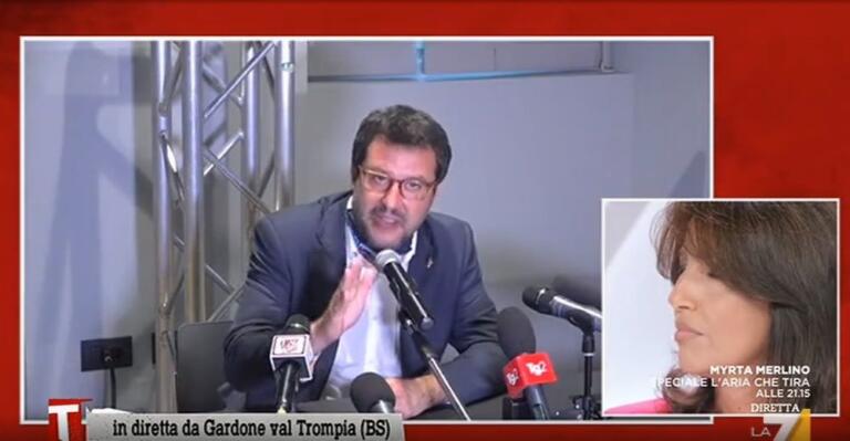 Salvini risponde a una domanda sulla «necessità di fare selfie» come se fosse antani | VIDEO