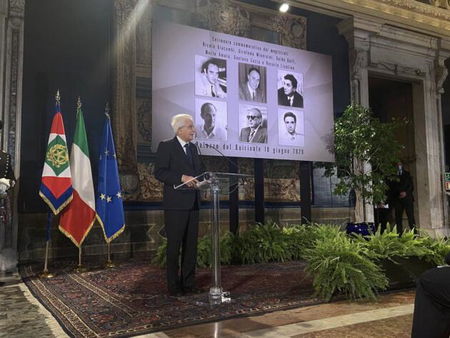 Mattarella spiega la Costituzione a chi lo tira per la giacchetta per chiedergli di assumere iniziative article-post