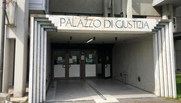 Condannata a sei anni e mezzo la donna di Prato che fece sesso con un 13enne a cui dava ripetizioni