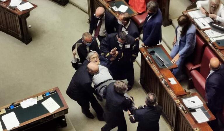 Insulti a Carfagna e Bartolozzi, Sgarbi sospeso dalla Camera per 15 giorni