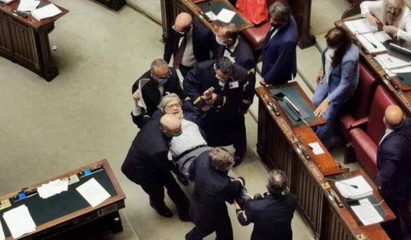 Insulti a Carfagna e Bartolozzi, Sgarbi sospeso dalla Camera per 15 giorni