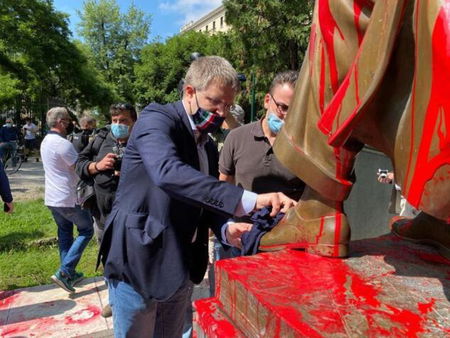 I giovani di FdI ripuliscono la statua di Montanelli: «Colpita un’immagine di libertà» article-post