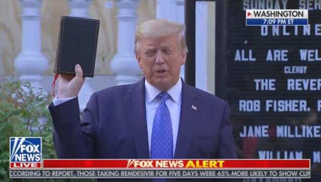 Trump con la Bibbia