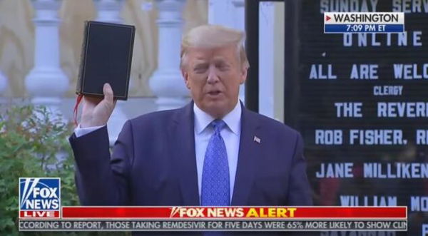 La passerella di Trump con la Bibbia in mano mentre la polizia spara i lacrimogeni sui manifestanti