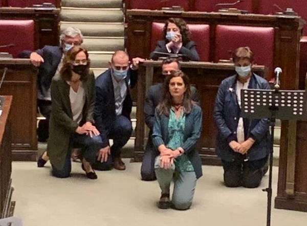 L’omaggio di Laura Boldrini alla Camera per George Floyd: «Io non respiro perché sono donna»