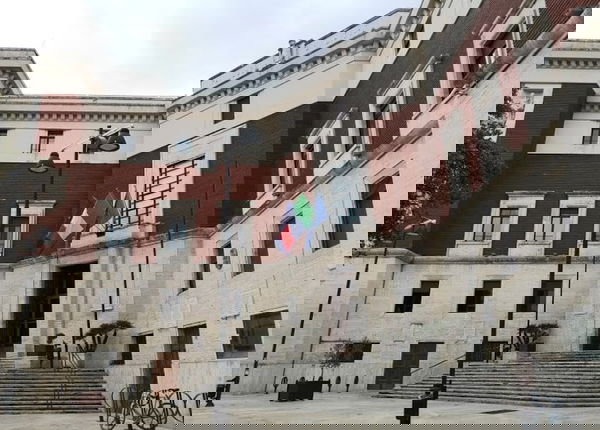 Indovinate di che partito sono gli 11 consiglieri di Pescara che non hanno votato la mozione per il ragazzo gay pestato?