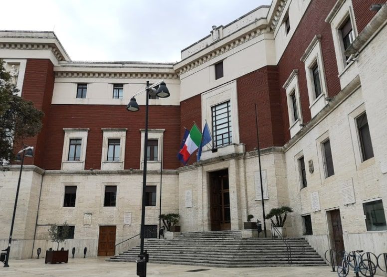 Indovinate di che partito sono gli 11 consiglieri di Pescara che non hanno votato la mozione per il ragazzo gay pestato? article-post