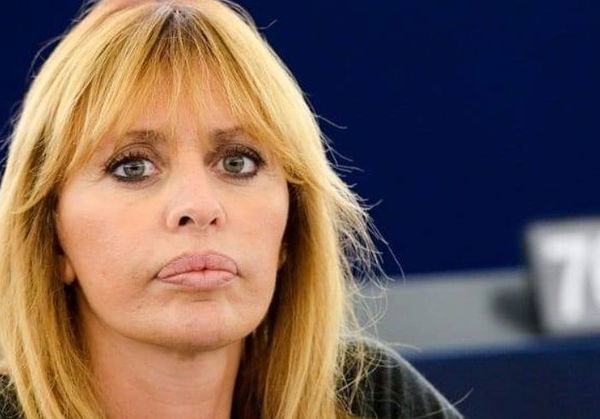 Alessandra Mussolini e la minaccia nel pacco di Leroy Merlin: «Fascista di m…» con un pupazzo a testa in giù