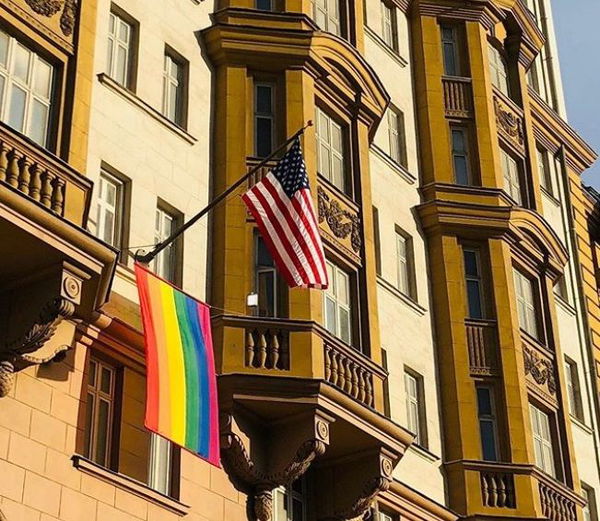 L’ambasciata USA appende la bandiera LGBTQ per protestare contro la riforma che potrebbe vietare le nozze gay