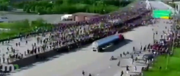 A Minneapolis un camion si getta sulla folla che manifesta per George Floyd | VIDEO