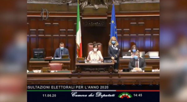 Carfagna riprende Sgarbi: «Indossi la mascherina, non è che qui ci sono 629 imbec**li e un solo intelligente»