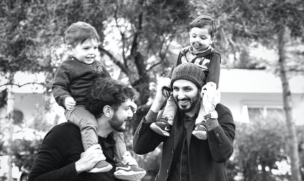 Papà per scelta: la gestazione per altri di Carlo e Christian che racconta la gioia di due papà e la libera scelta di una donna