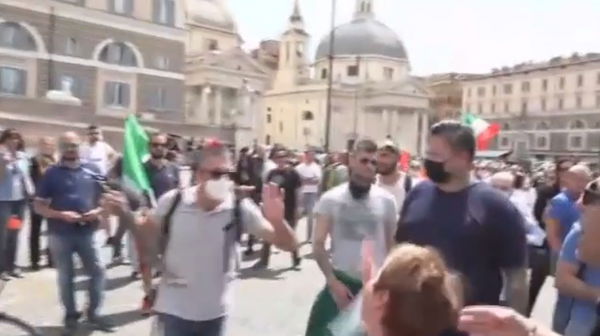 Gilet arancioni a Roma, la troupe di Tagadà viene aggredita e insultata in diretta | VIDEO