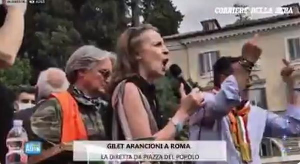 Il virale stufato di bufale servito con microfono sul palco dai gilet arancioni di Roma | VIDEO