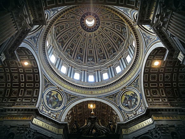 Vaticano, dall’operazione trasparenza del Papa emerge irregolarità negli appalti per i lavori a San Pietro