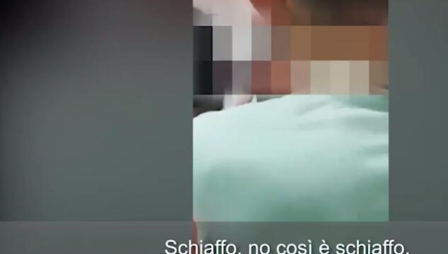 poliziotto schiaffeggia migrante